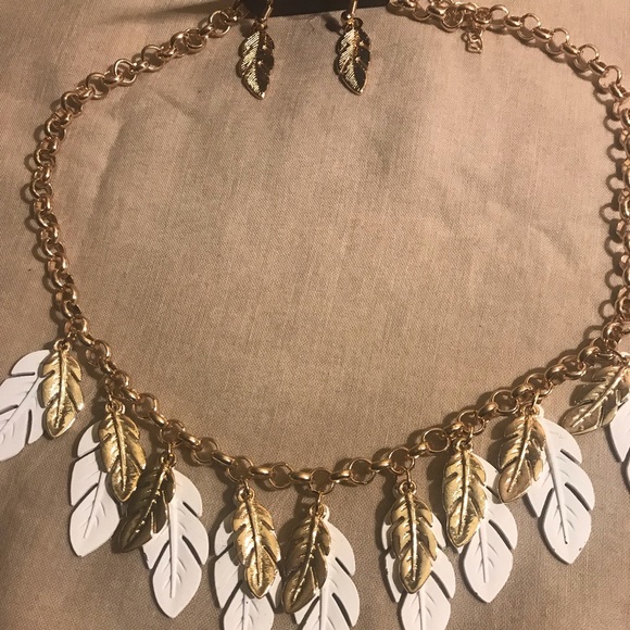 Gold & White Double Leaf 20” Chain w/Gold Earrings - Picture 2 of 4